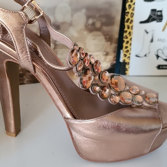 VINCE Camuto rose gold metallic heels US7 - Picture 1 of 10